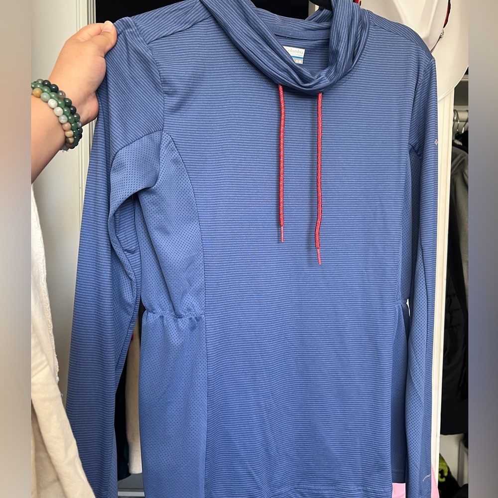 Like new, Columbia pullover. Size M.